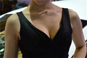 Night tour of the Bund： a romantic journey under the flickering neon lights